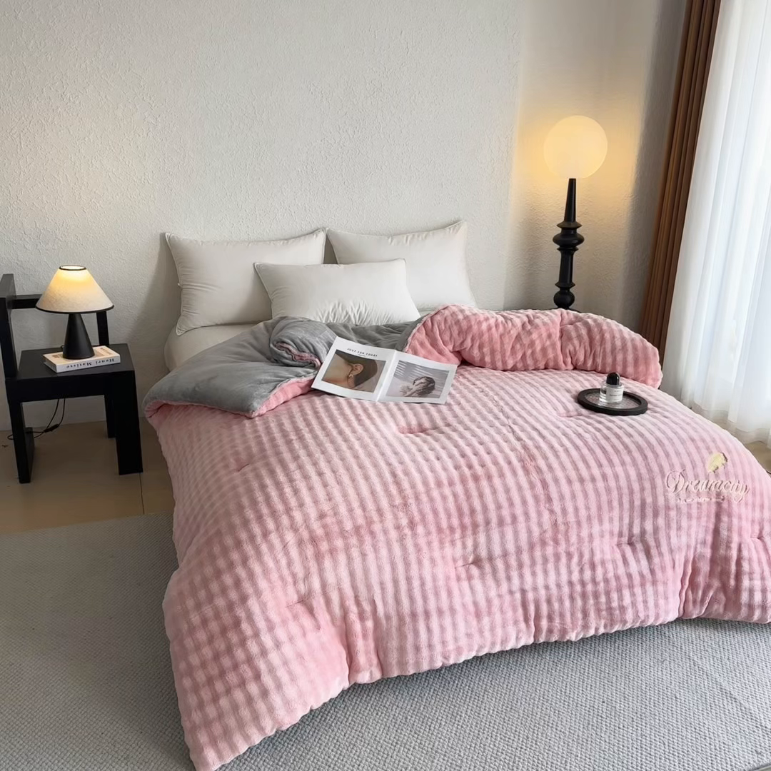 91家纺网 家纺一手货源 找家纺 米米儿家纺 2025新款兔毛牛奶绒加厚保暖冬被外贸跨境被子被芯 豆沙灰-泡泡绒