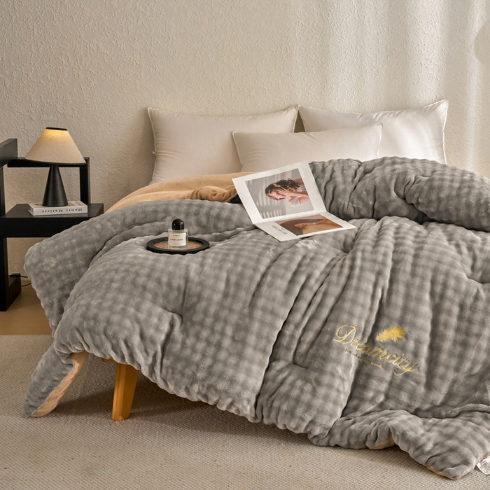 91家纺网 家纺一手货源 找家纺 米米儿家纺 2025新款兔毛牛奶绒加厚保暖冬被外贸跨境被子被芯 灰卡-泡泡绒