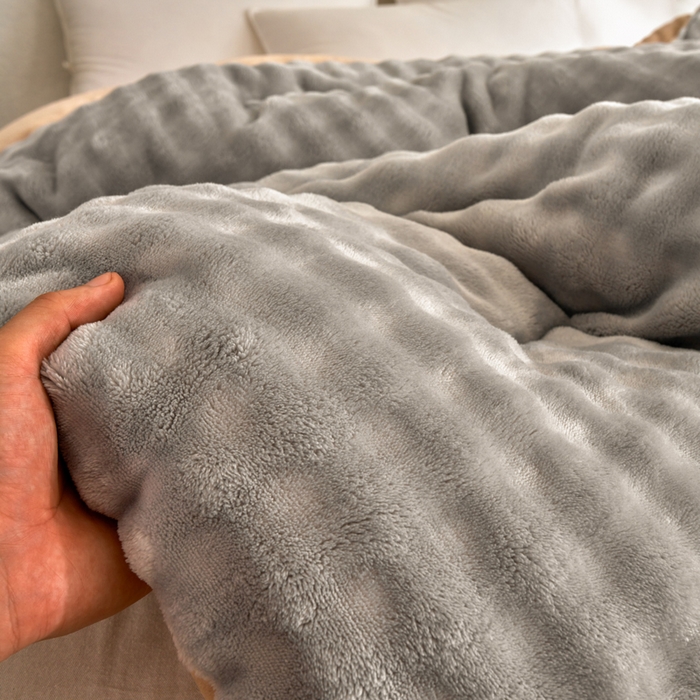 91家纺网 家纺一手货源 找家纺 米米儿家纺 2025新款兔毛牛奶绒加厚保暖冬被外贸跨境被子被芯 灰卡-泡泡绒