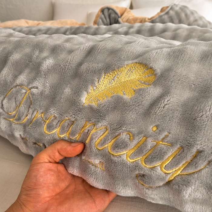 91家纺网 家纺一手货源 找家纺 米米儿家纺 2025新款兔毛牛奶绒加厚保暖冬被外贸跨境被子被芯 灰卡-泡泡绒