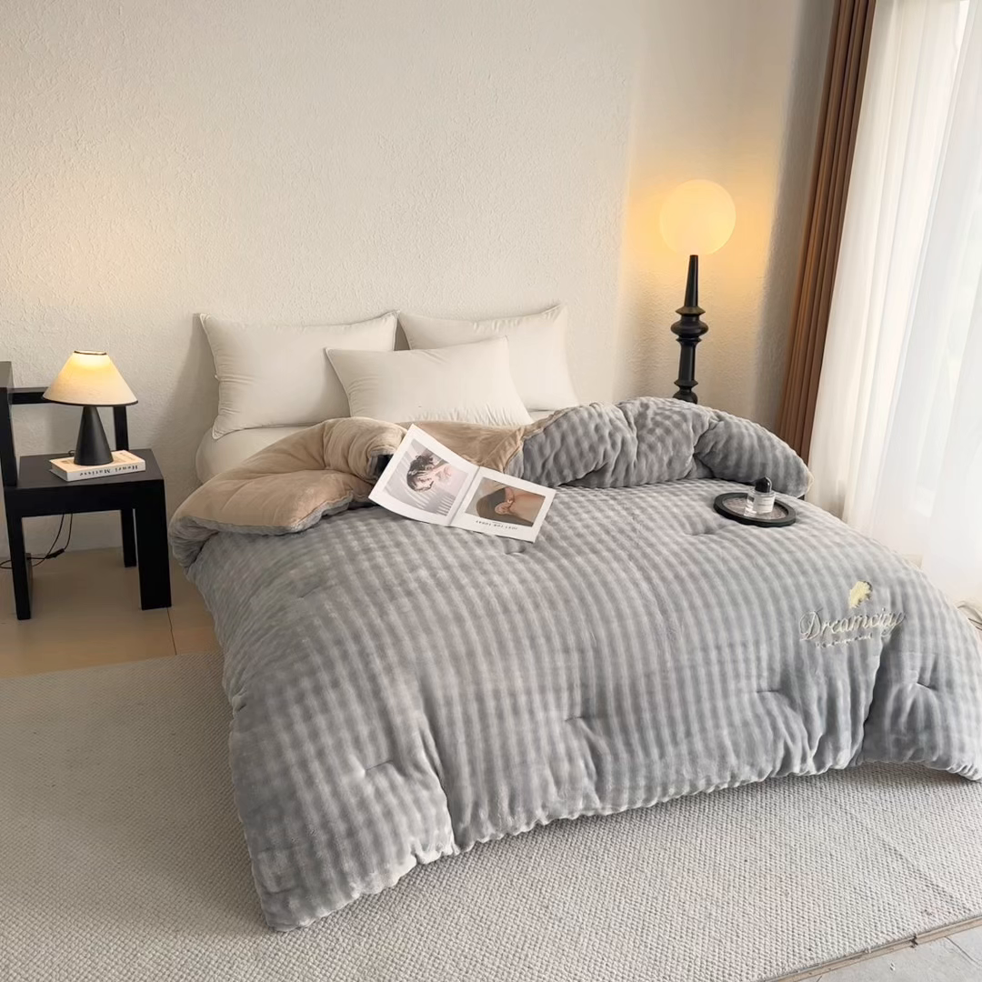 91家纺网 家纺一手货源 找家纺 米米儿家纺 2025新款兔毛牛奶绒加厚保暖冬被外贸跨境被子被芯 灰卡-泡泡绒