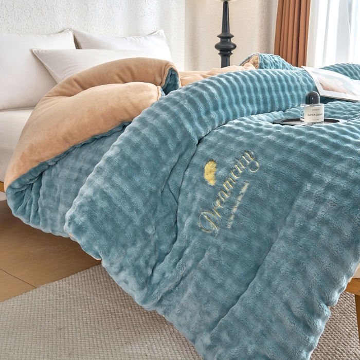 91家纺网 家纺一手货源 找家纺 米米儿家纺 2025新款兔毛牛奶绒加厚保暖冬被外贸跨境被子被芯 蓝卡-泡泡绒