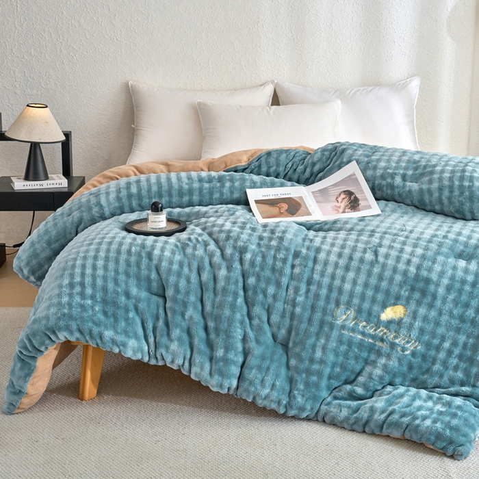 91家纺网 家纺一手货源 找家纺 米米儿家纺 2025新款兔毛牛奶绒加厚保暖冬被外贸跨境被子被芯 蓝卡-泡泡绒