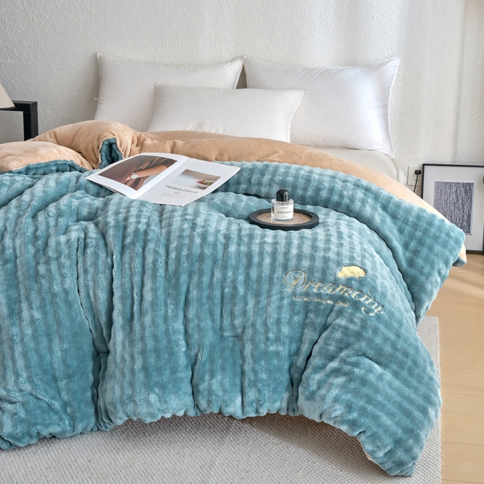 91家纺网 家纺一手货源 找家纺 米米儿家纺 2025新款兔毛牛奶绒加厚保暖冬被外贸跨境被子被芯 蓝卡-泡泡绒