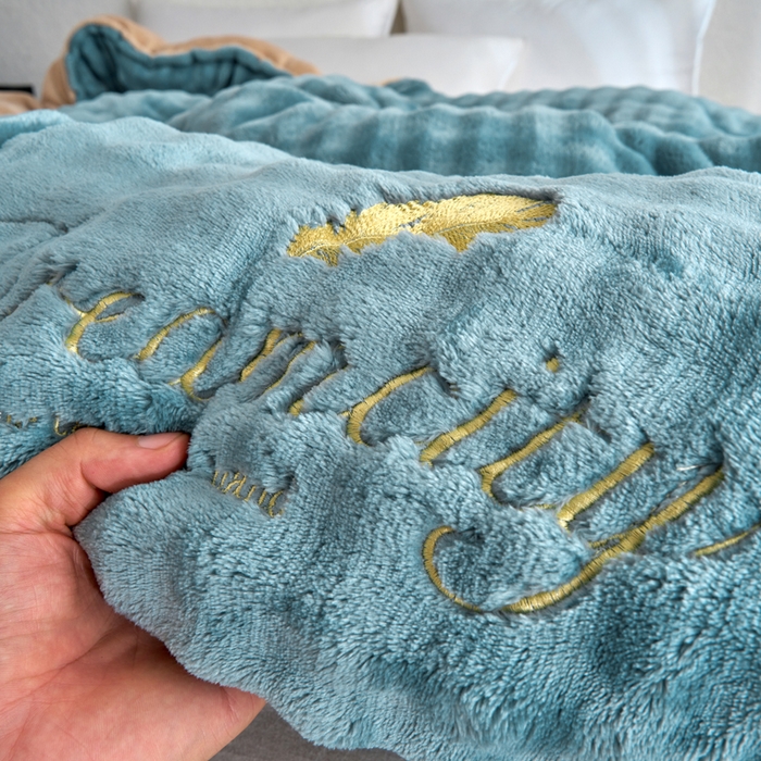 91家纺网 家纺一手货源 找家纺 米米儿家纺 2025新款兔毛牛奶绒加厚保暖冬被外贸跨境被子被芯 蓝卡-泡泡绒