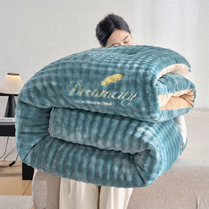 91家纺网 家纺一手货源 找家纺 米米儿家纺 2025新款兔毛牛奶绒加厚保暖冬被外贸跨境被子被芯 蓝卡-泡泡绒