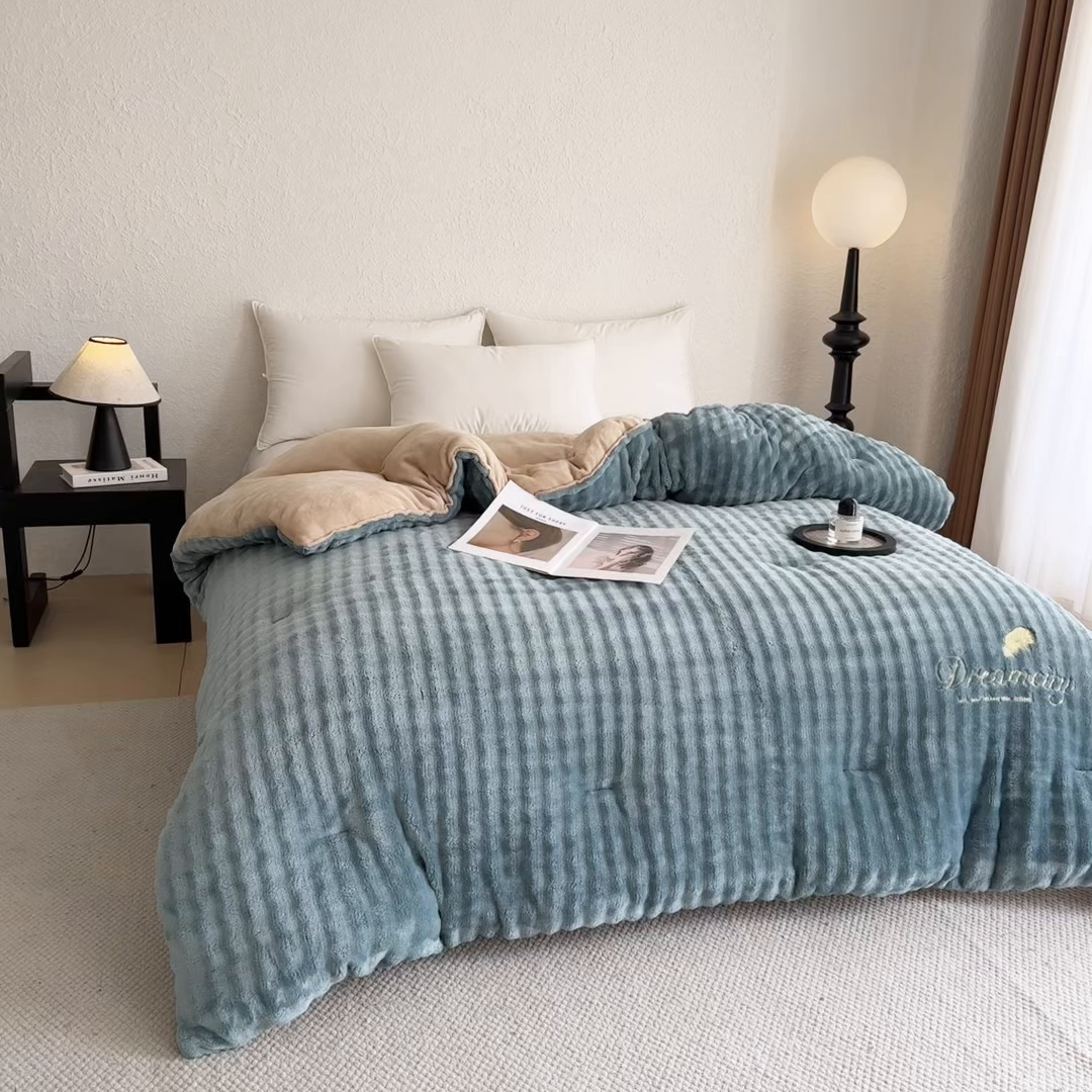 91家纺网 家纺一手货源 找家纺 米米儿家纺 2025新款兔毛牛奶绒加厚保暖冬被外贸跨境被子被芯 蓝卡-泡泡绒