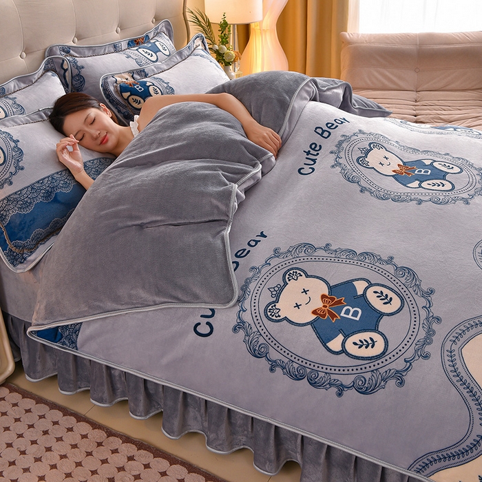 91家纺网 家纺一手货源 找家纺 佳一 2025新款高克重8-9斤 印花牛奶绒四件套 安迪熊