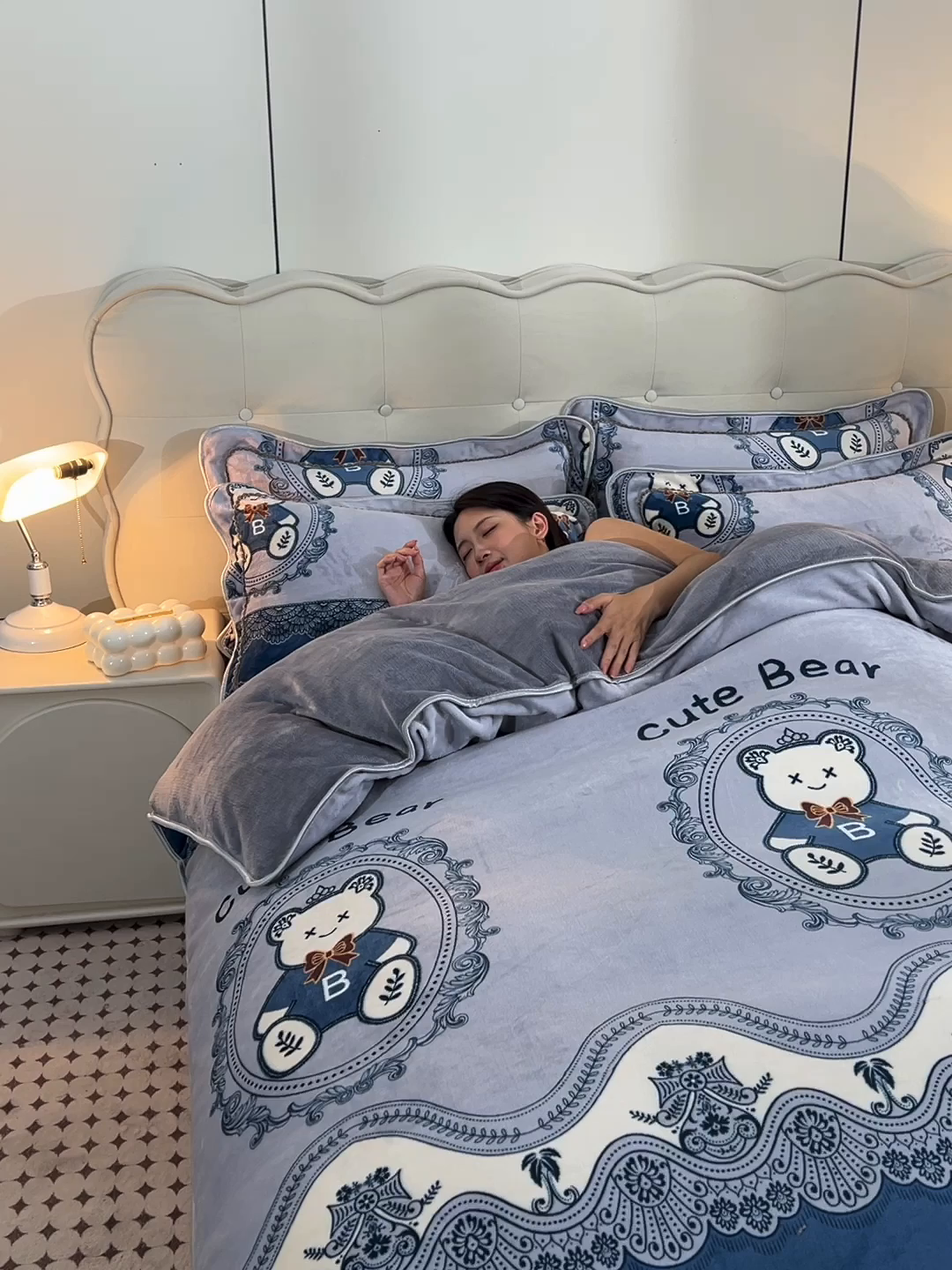 91家纺网 家纺一手货源 找家纺 佳一 2025新款高克重8-9斤 印花牛奶绒四件套 安迪熊