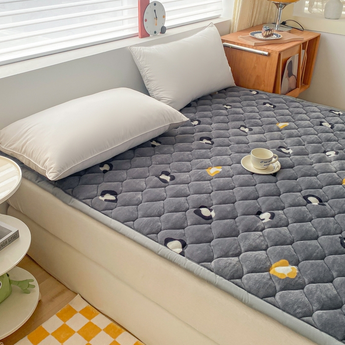 91家纺网 家纺一手货源 找家纺 索弗莱家纺 2025新款加厚宽边牛奶绒床垫-大床款 豹纹灰