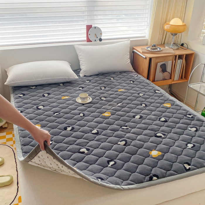 91家纺网 家纺一手货源 找家纺 索弗莱家纺 2025新款加厚宽边牛奶绒床垫-大床款 豹纹灰
