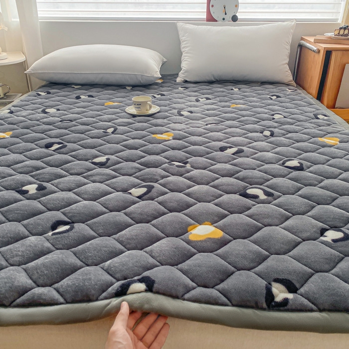 91家纺网 家纺一手货源 找家纺 索弗莱家纺 2025新款加厚宽边牛奶绒床垫-大床款 豹纹灰