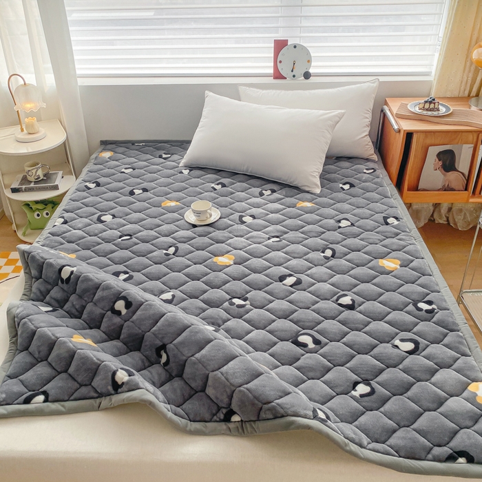 91家纺网 家纺一手货源 找家纺 索弗莱家纺 2025新款加厚宽边牛奶绒床垫-大床款 豹纹灰