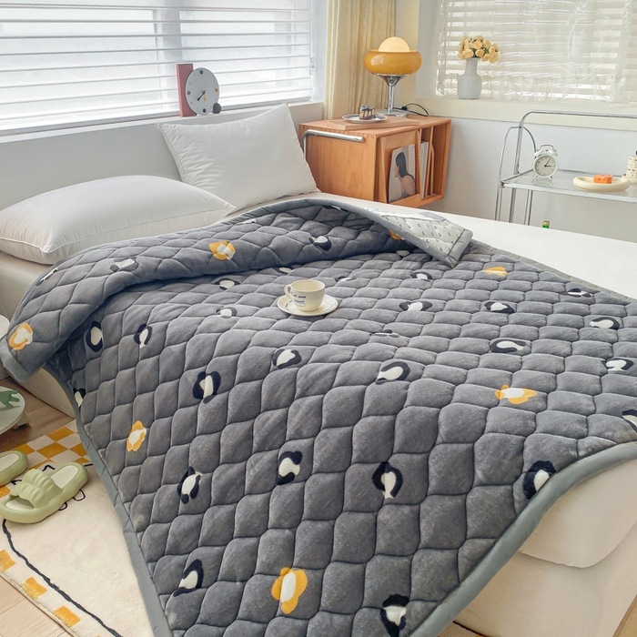 91家纺网 家纺一手货源 找家纺 索弗莱家纺 2025新款加厚宽边牛奶绒床垫-大床款 豹纹灰