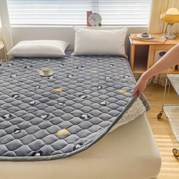 91家纺网 家纺一手货源 找家纺 索弗莱家纺 2025新款加厚宽边牛奶绒床垫-大床款 豹纹灰