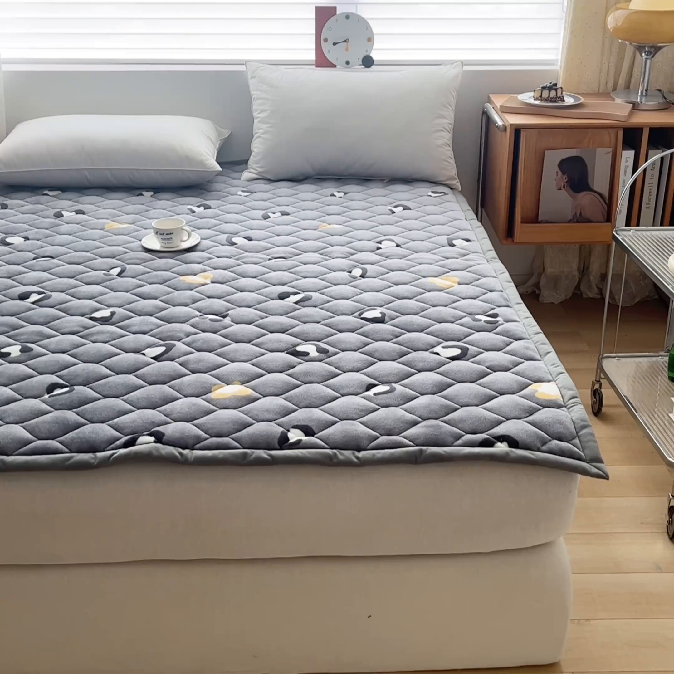 91家纺网 家纺一手货源 找家纺 索弗莱家纺 2025新款加厚宽边牛奶绒床垫-大床款 豹纹灰