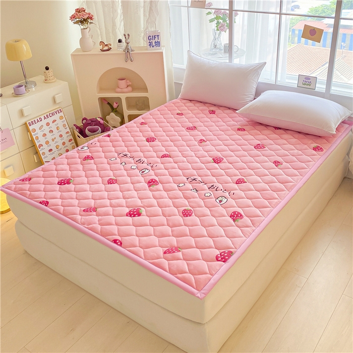 91家纺网 家纺一手货源 找家纺 索弗莱家纺 2025新款加厚宽边牛奶绒床垫-大床款 草莓