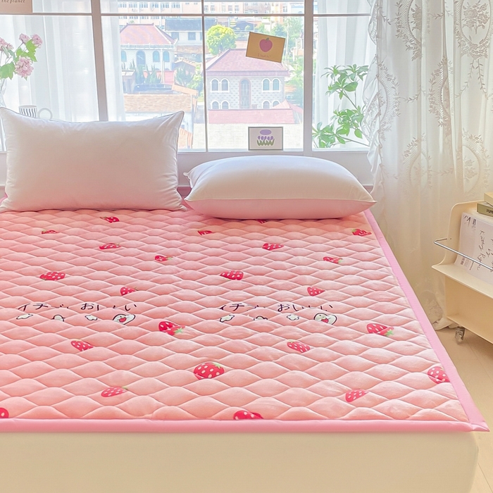 91家纺网 家纺一手货源 找家纺 索弗莱家纺 2025新款加厚宽边牛奶绒床垫-大床款 草莓