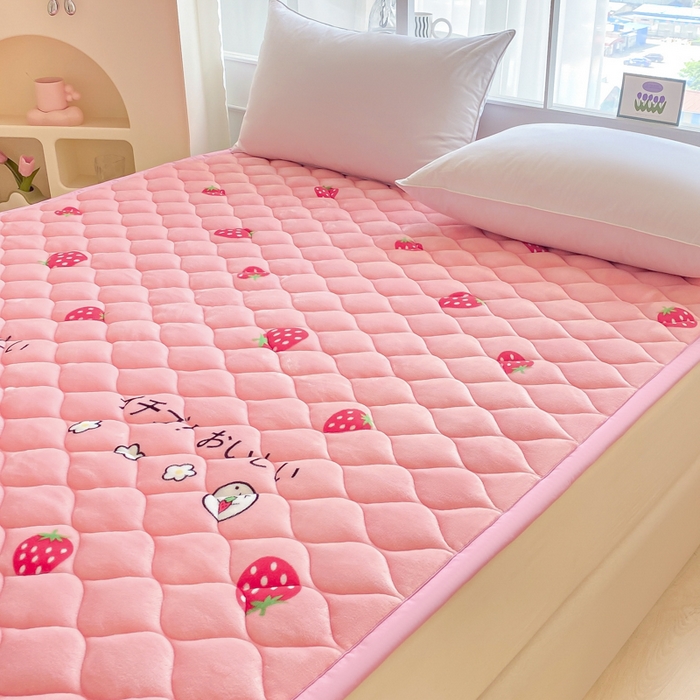 91家纺网 家纺一手货源 找家纺 索弗莱家纺 2025新款加厚宽边牛奶绒床垫-大床款 草莓