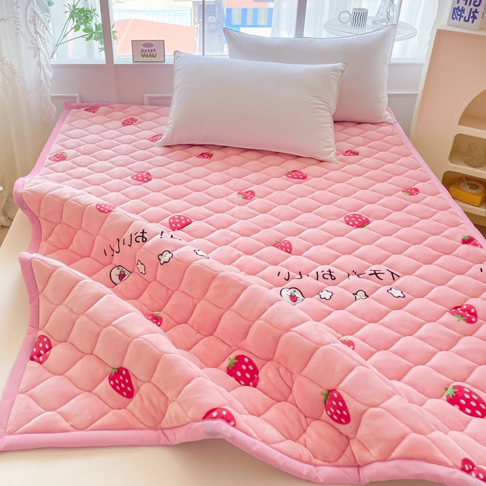 91家纺网 家纺一手货源 找家纺 索弗莱家纺 2025新款加厚宽边牛奶绒床垫-大床款 草莓