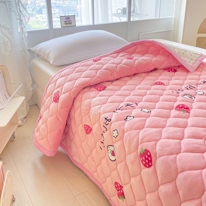 91家纺网 家纺一手货源 找家纺 索弗莱家纺 2025新款加厚宽边牛奶绒床垫-大床款 草莓