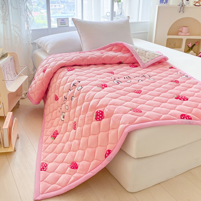 91家纺网 家纺一手货源 找家纺 索弗莱家纺 2025新款加厚宽边牛奶绒床垫-大床款 草莓