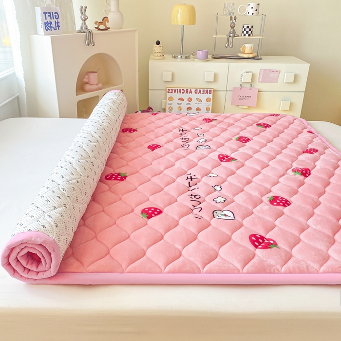 91家纺网 家纺一手货源 找家纺 索弗莱家纺 2025新款加厚宽边牛奶绒床垫-大床款 草莓