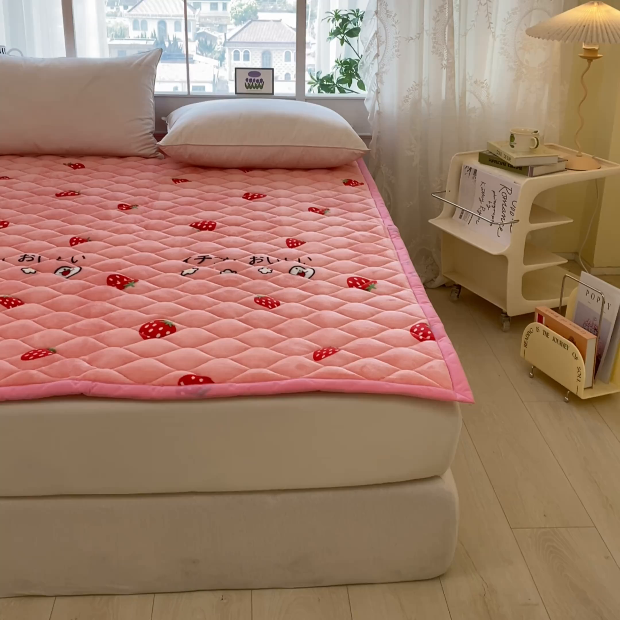 91家纺网 家纺一手货源 找家纺 索弗莱家纺 2025新款加厚宽边牛奶绒床垫-大床款 草莓