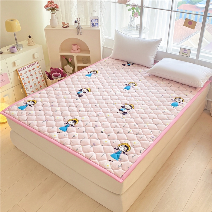 91家纺网 家纺一手货源 找家纺 索弗莱家纺 2025新款加厚宽边牛奶绒床垫-大床款 花园女孩