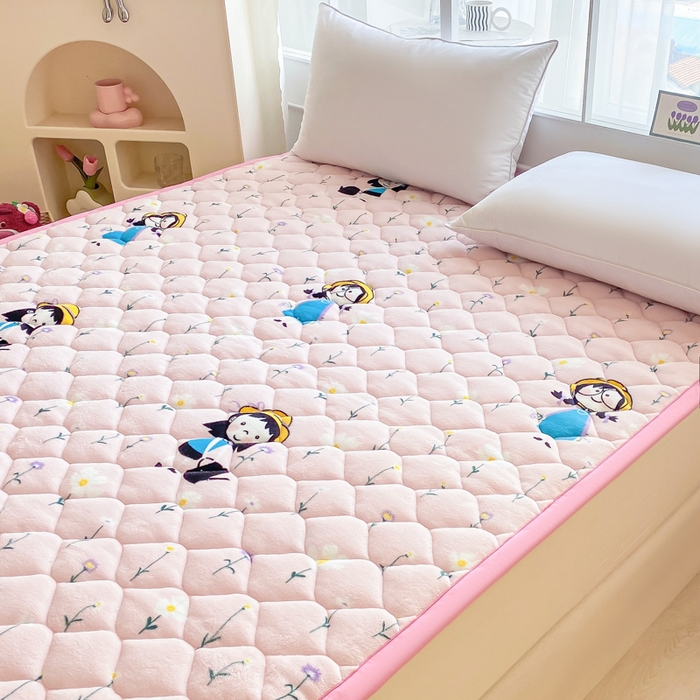 91家纺网 家纺一手货源 找家纺 索弗莱家纺 2025新款加厚宽边牛奶绒床垫-大床款 花园女孩