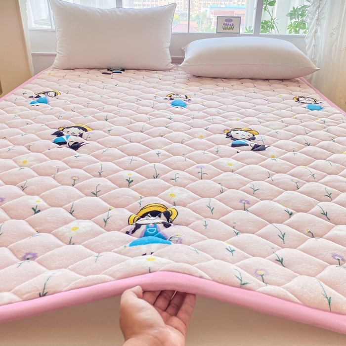 91家纺网 家纺一手货源 找家纺 索弗莱家纺 2025新款加厚宽边牛奶绒床垫-大床款 花园女孩