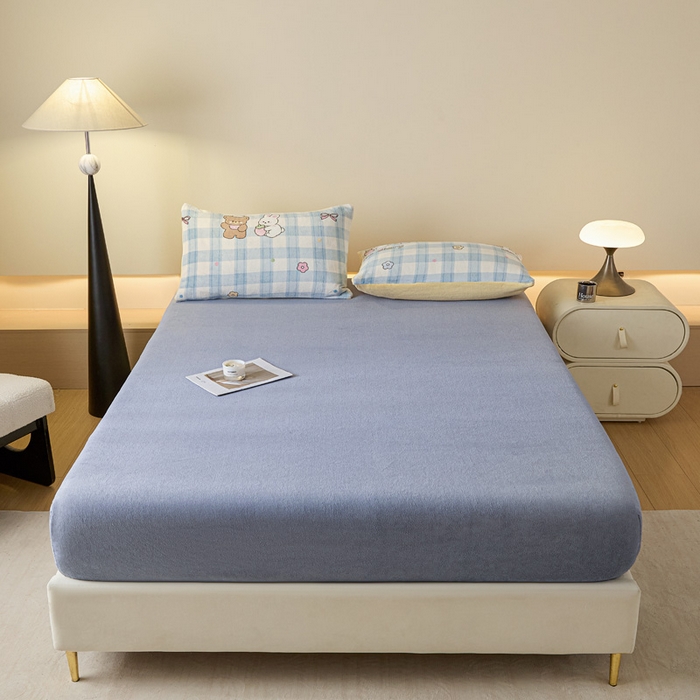 91家纺网 家纺一手货源 找家纺 摩妮卡 2025新款加厚保暖牛奶绒床笠单床笠床笠单件-保护床垫三件套系列 莫纱-灰蓝