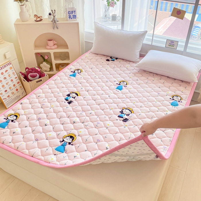 91家纺网 家纺一手货源 找家纺 索弗莱家纺 2025新款加厚宽边牛奶绒床垫-大床款 花园女孩