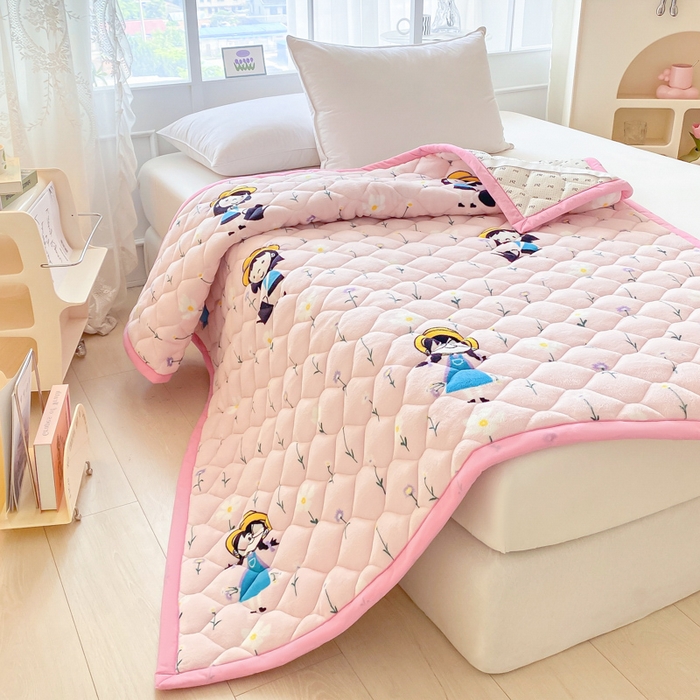 91家纺网 家纺一手货源 找家纺 索弗莱家纺 2025新款加厚宽边牛奶绒床垫-大床款 花园女孩