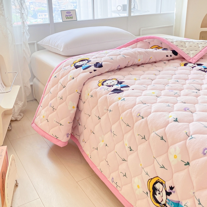 91家纺网 家纺一手货源 找家纺 索弗莱家纺 2025新款加厚宽边牛奶绒床垫-大床款 花园女孩