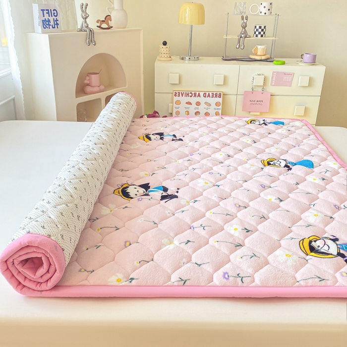 91家纺网 家纺一手货源 找家纺 索弗莱家纺 2025新款加厚宽边牛奶绒床垫-大床款 花园女孩