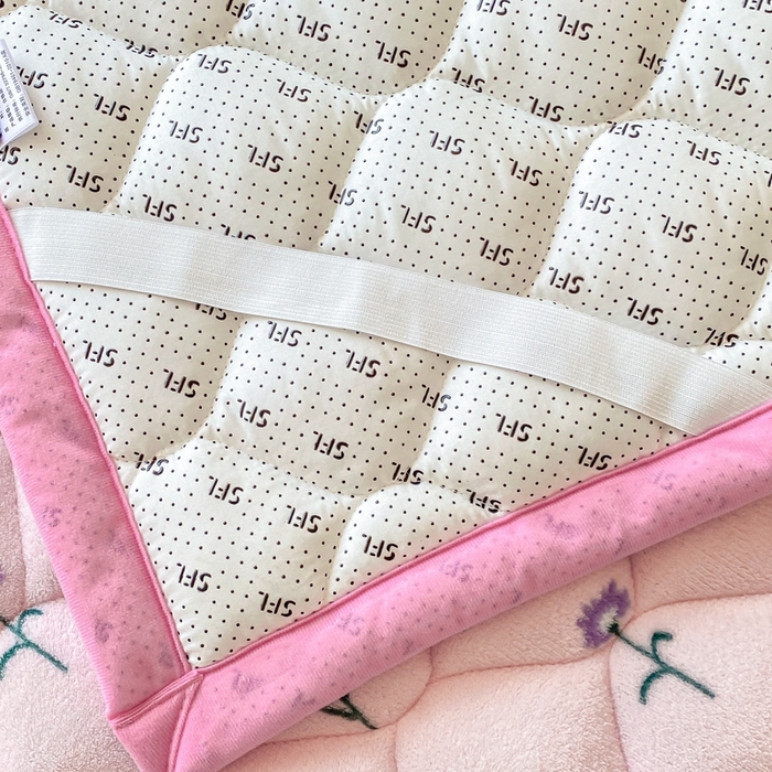 91家纺网 家纺一手货源 找家纺 索弗莱家纺 2025新款加厚宽边牛奶绒床垫-大床款 花园女孩