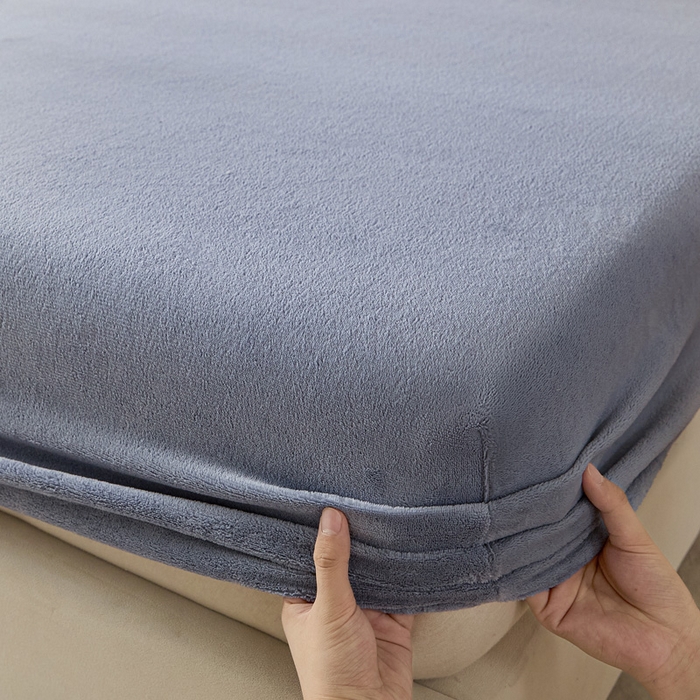 91家纺网 家纺一手货源 找家纺 摩妮卡 2025新款加厚保暖牛奶绒床笠单床笠床笠单件-保护床垫三件套系列 莫纱-灰蓝
