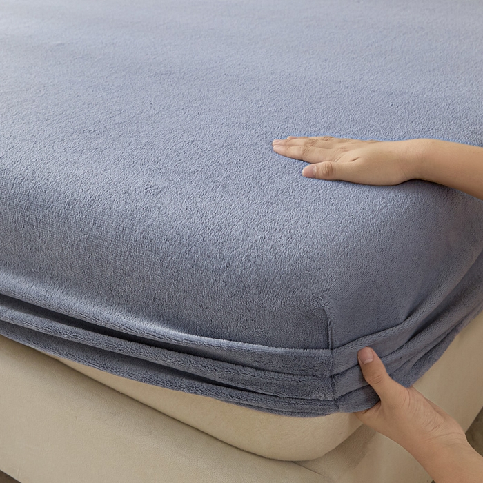 91家纺网 家纺一手货源 找家纺 摩妮卡 2025新款加厚保暖牛奶绒床笠单床笠床笠单件-保护床垫三件套系列 莫纱-灰蓝
