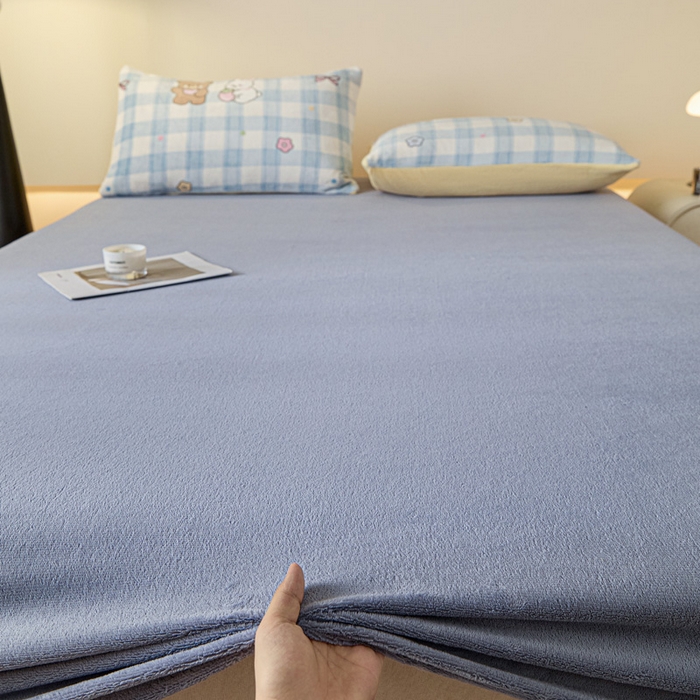 91家纺网 家纺一手货源 找家纺 摩妮卡 2025新款加厚保暖牛奶绒床笠单床笠床笠单件-保护床垫三件套系列 莫纱-灰蓝