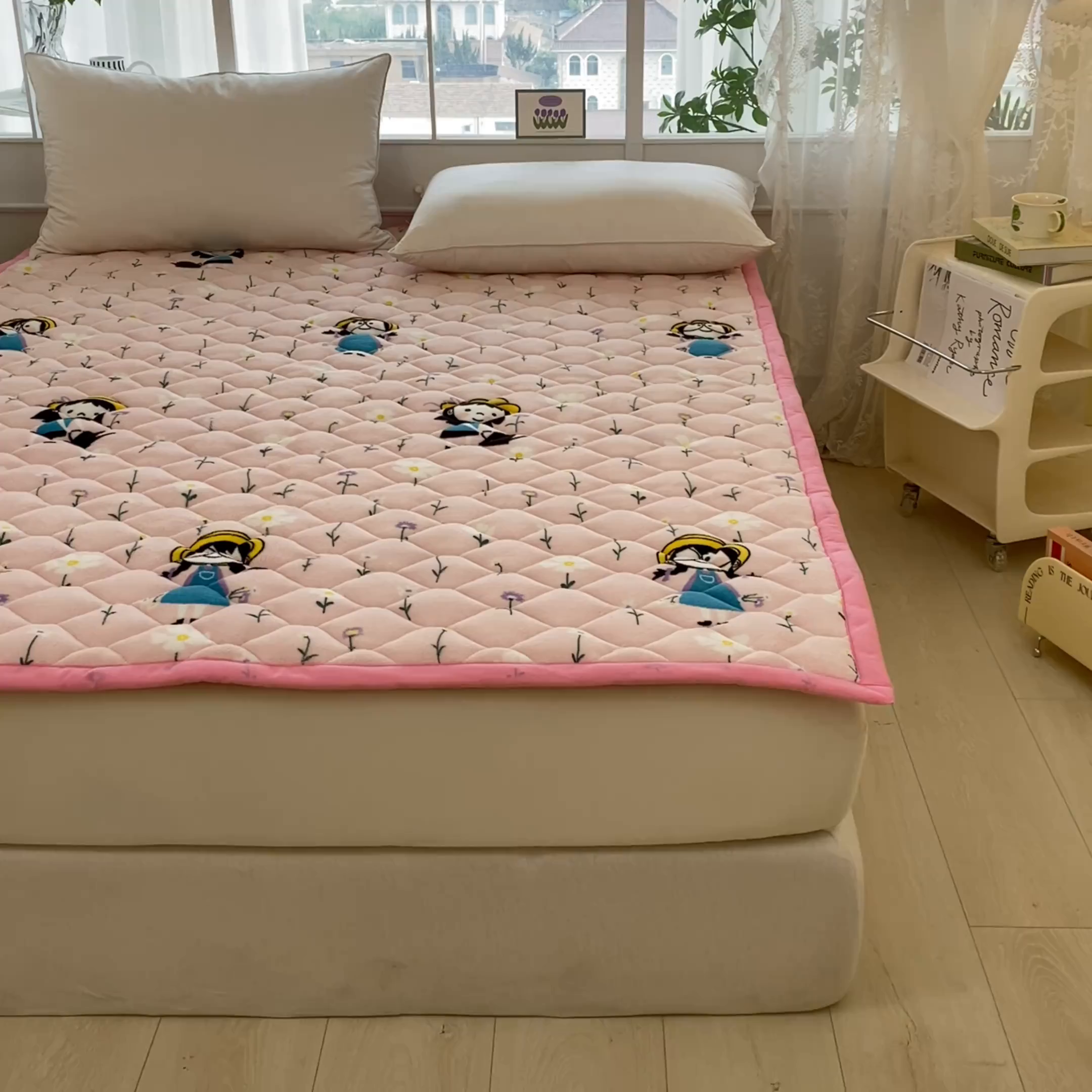 91家纺网 家纺一手货源 找家纺 索弗莱家纺 2025新款加厚宽边牛奶绒床垫-大床款 花园女孩