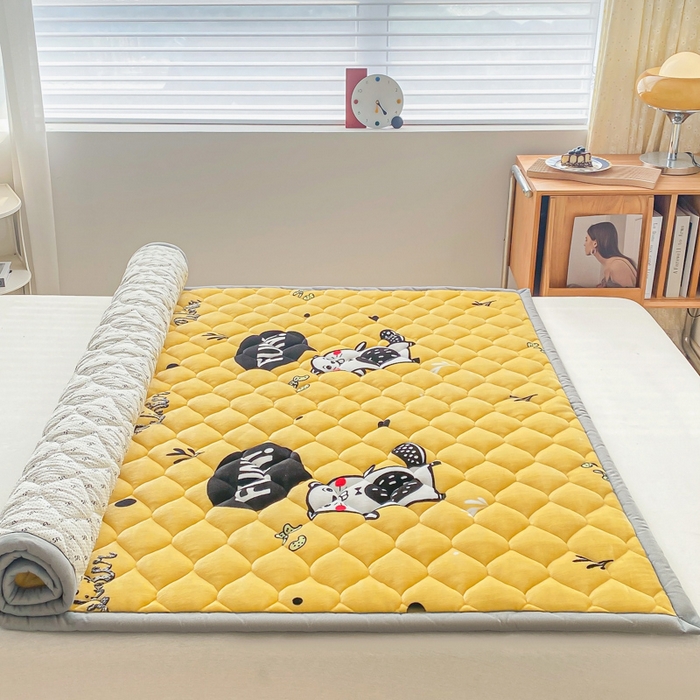 91家纺网 家纺一手货源 找家纺 索弗莱家纺 2025新款加厚宽边牛奶绒床垫-大床款 欢乐地鼠