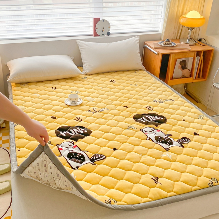 91家纺网 家纺一手货源 找家纺 索弗莱家纺 2025新款加厚宽边牛奶绒床垫-大床款 欢乐地鼠