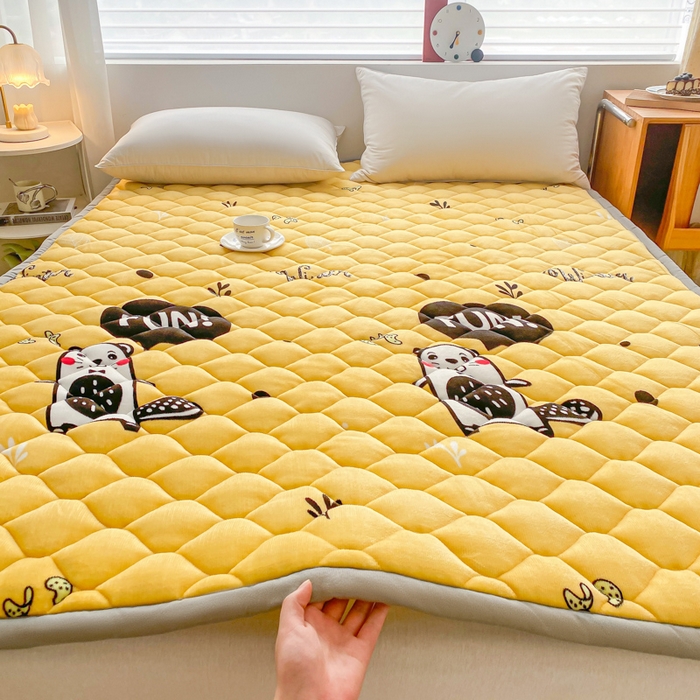 91家纺网 家纺一手货源 找家纺 索弗莱家纺 2025新款加厚宽边牛奶绒床垫-大床款 欢乐地鼠