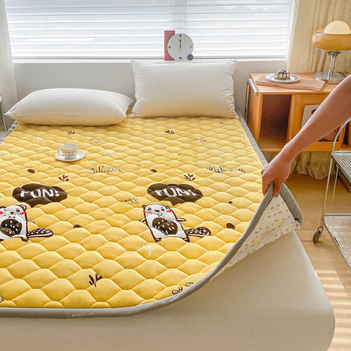 91家纺网 家纺一手货源 找家纺 索弗莱家纺 2025新款加厚宽边牛奶绒床垫-大床款 欢乐地鼠