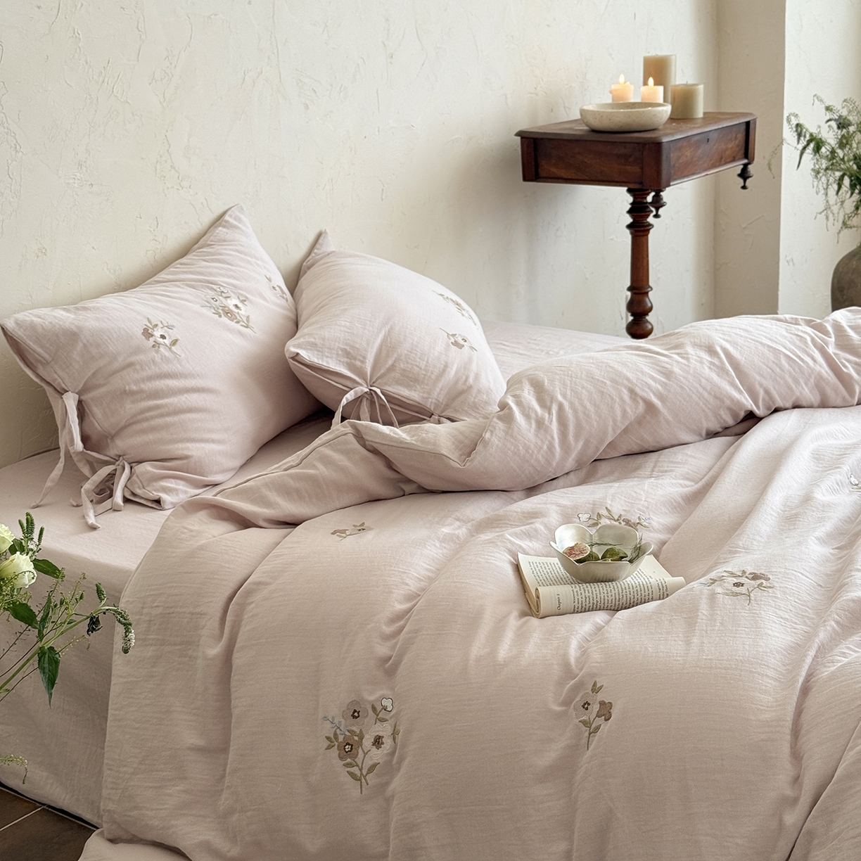 91家纺网 家纺一手货源 找家纺 鹿班家居 2025新款秋冬款全棉皱皱纱精密刺绣系列四件套-梦笔生花（标准会员-20元） 粉色