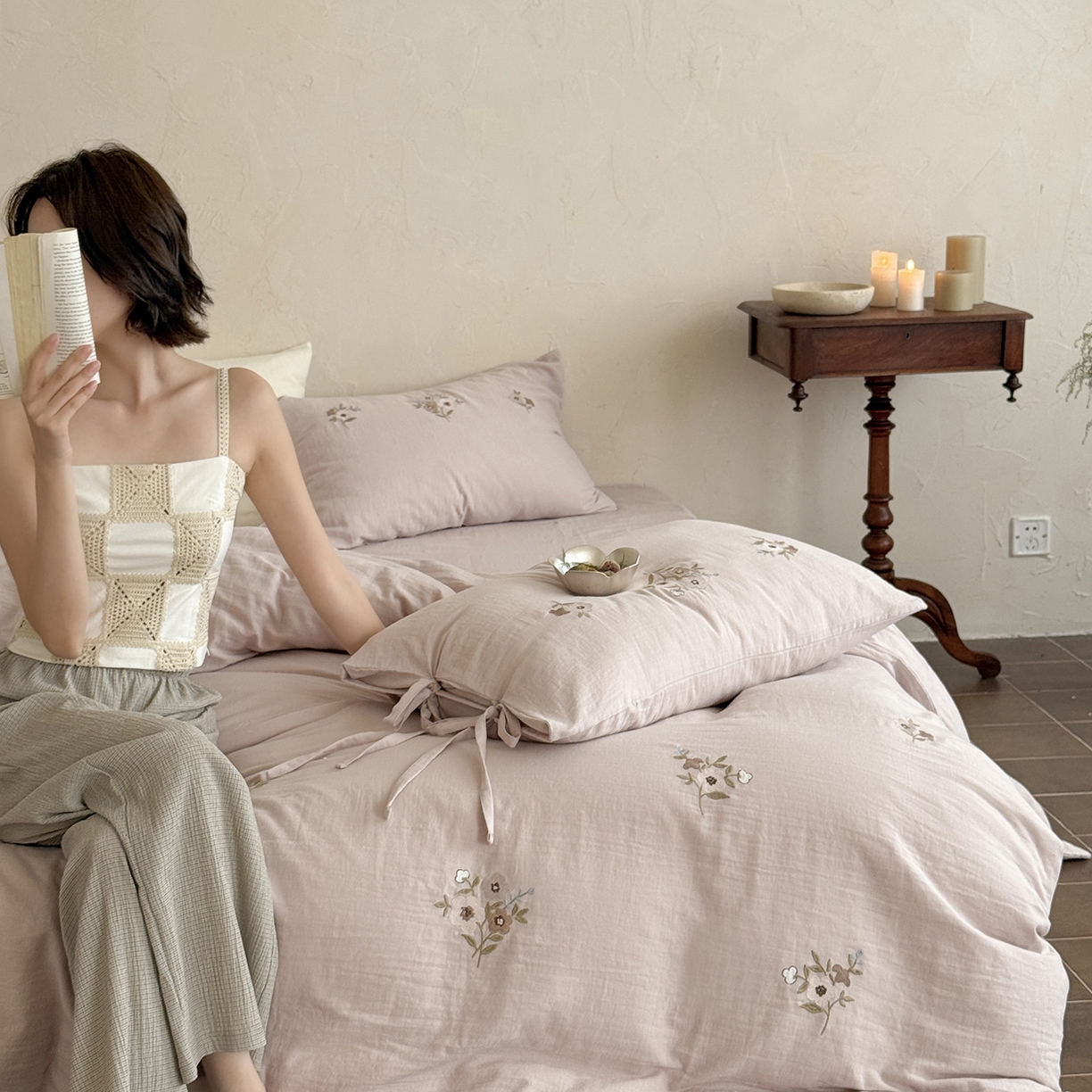 91家纺网 家纺一手货源 找家纺 鹿班家居 2025新款秋冬款全棉皱皱纱精密刺绣系列四件套-梦笔生花（标准会员-20元） 粉色