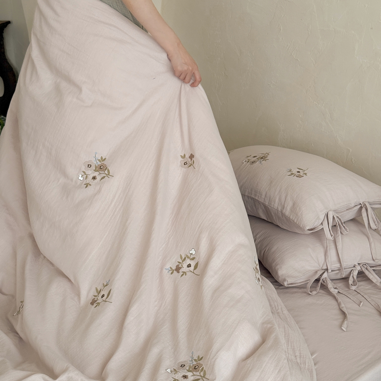 91家纺网 家纺一手货源 找家纺 鹿班家居 2025新款秋冬款全棉皱皱纱精密刺绣系列四件套-梦笔生花（标准会员-20元） 粉色