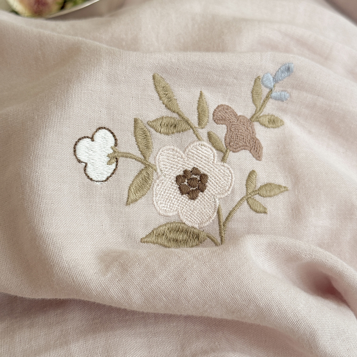 91家纺网 家纺一手货源 找家纺 鹿班家居 2025新款秋冬款全棉皱皱纱精密刺绣系列四件套-梦笔生花（标准会员-20元） 粉色