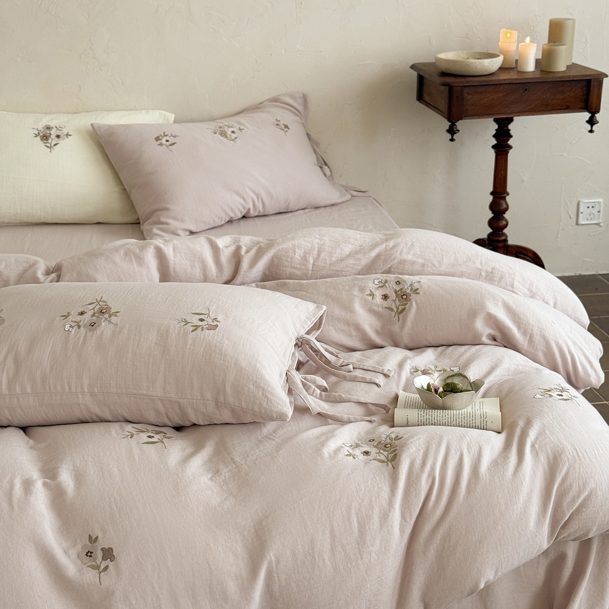 91家纺网 家纺一手货源 找家纺 鹿班家居 2025新款秋冬款全棉皱皱纱精密刺绣系列四件套-梦笔生花（标准会员-20元） 粉色